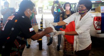 Hari Kartini, Polwan Kenakan Kebaya bagi Nasi di Bandara El Tari