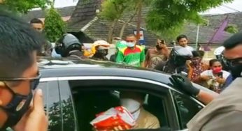 Ribuan Warga Berkerumun di Tambolaka Sambut Jokowi