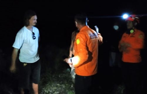 Dua Warga Swedia Nekat Berkemah Di Aliran Lava Gunung Lewotobi, Ini ...